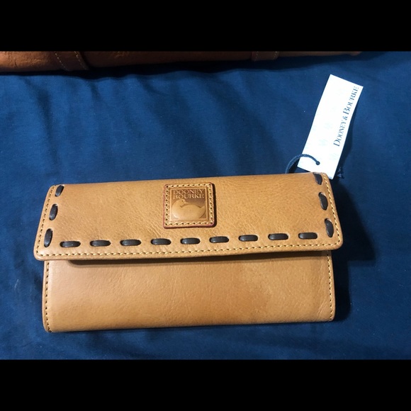Selling Brand new Dooney & Bourke Purse and Wallet never used. - Picture 3 of 8
